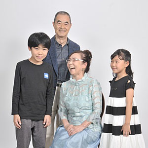 傘寿祝いの家族写真撮影