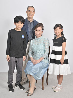 傘寿祝いの家族写真撮影