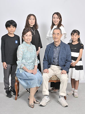傘寿祝いの家族写真撮影